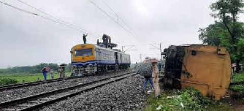 मिर्जापुर में दर्दनाक ट्रेन हादसा- ट्रेन से कटकर आठ की मौत, कई घायल..